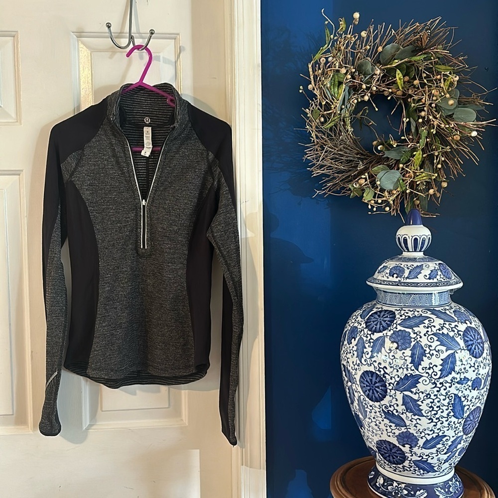 Women’s Reversible Lululemon Black & Gray Running Long Sleeve Pull Over 1/2 Zip